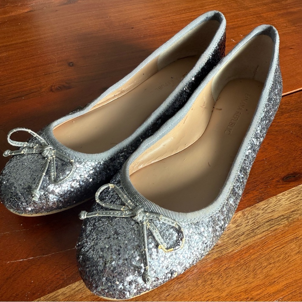 🦊 Banana Republic Sparkling Silver Glitter Flats 🦊